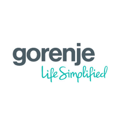 Logo Gorenje na tle nowoczesnej kuchni ze sprzętem AGD