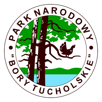 Logo Parku Narodowego Bory Tucholskie — znak z sosną i ptakiem nad jeziorem