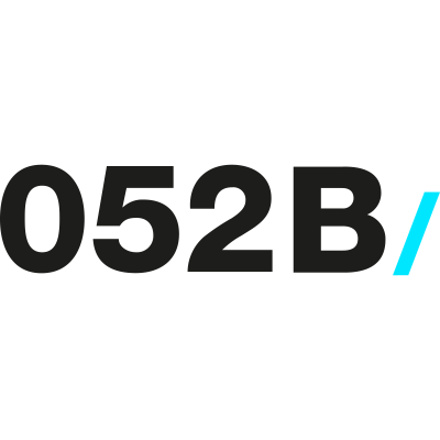 Logo PESA na tle pociągu wyprodukowanego w Bydgoszczy