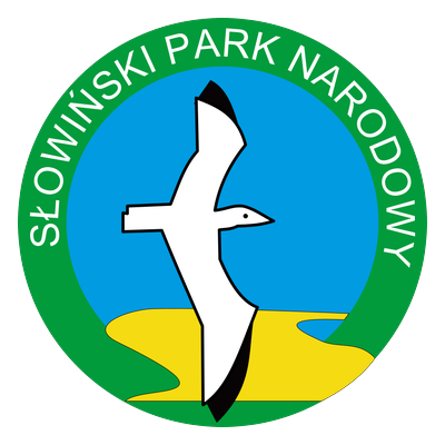 Logo Słowińskiego Parku Narodowego — biała mewa w zielonym kole z falami i napisem